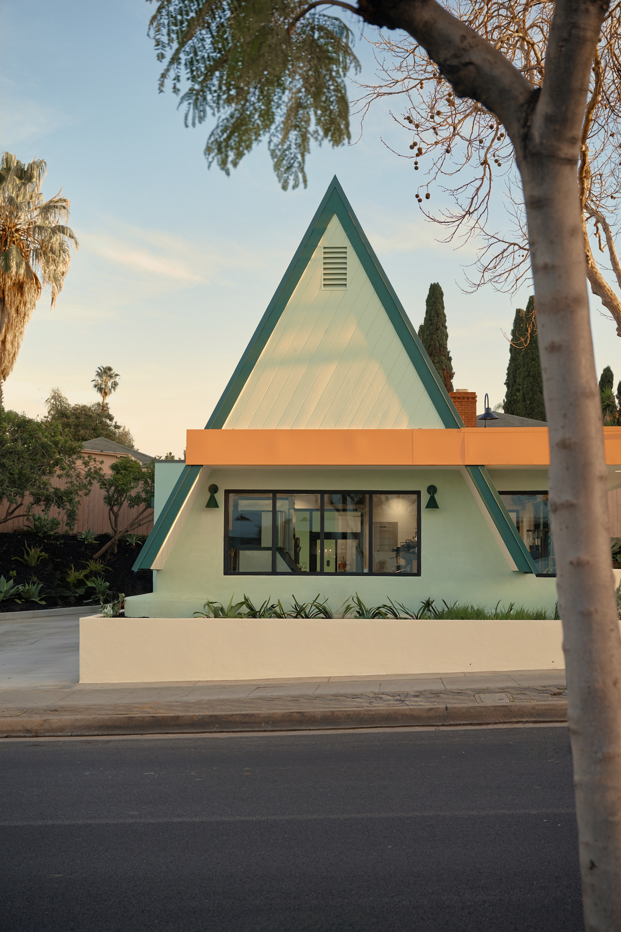 Intelligentsia drive-through Santa Monica LA outside